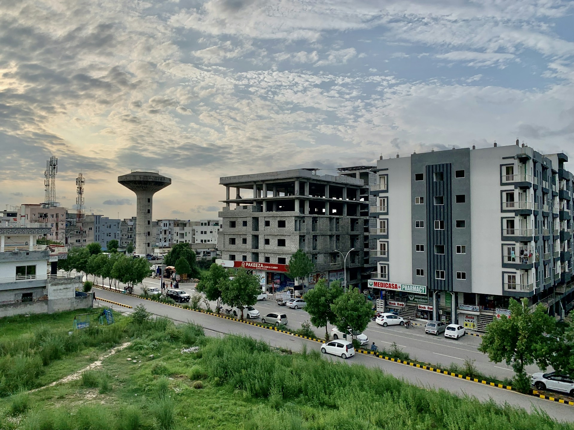 gray computer monitor