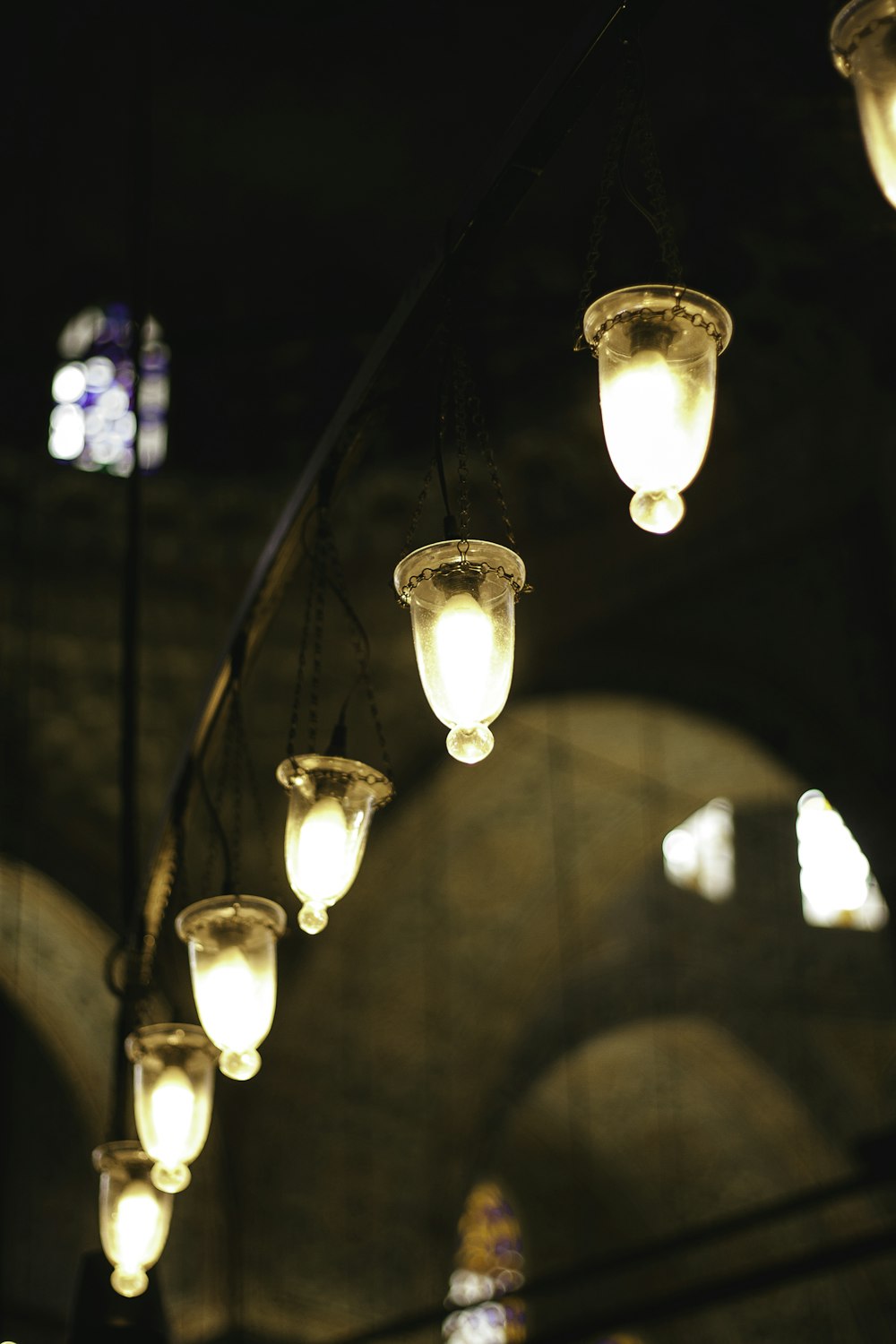 um monte de luzes que estão penduradas em um teto