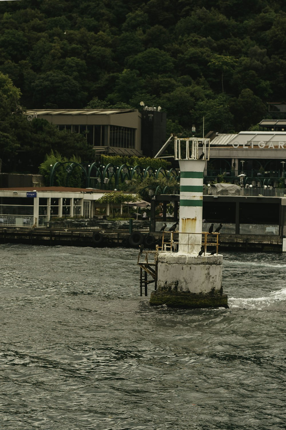 un grande specchio d'acqua con una torre dell'orologio nel mezzo di esso