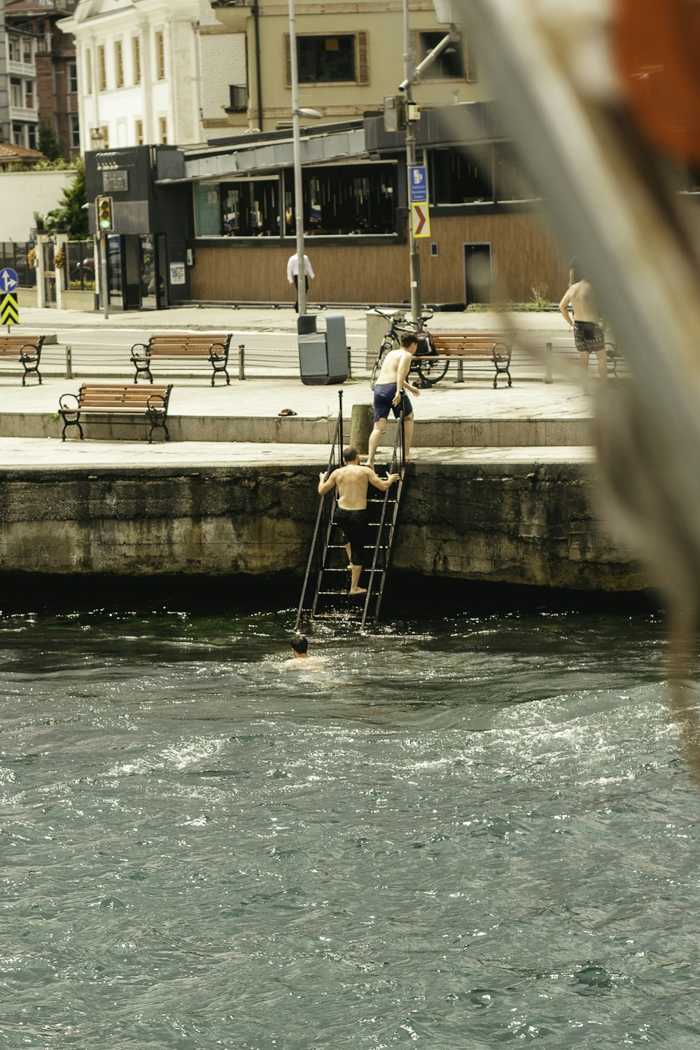 Un hombre parado en una escalera en el agua