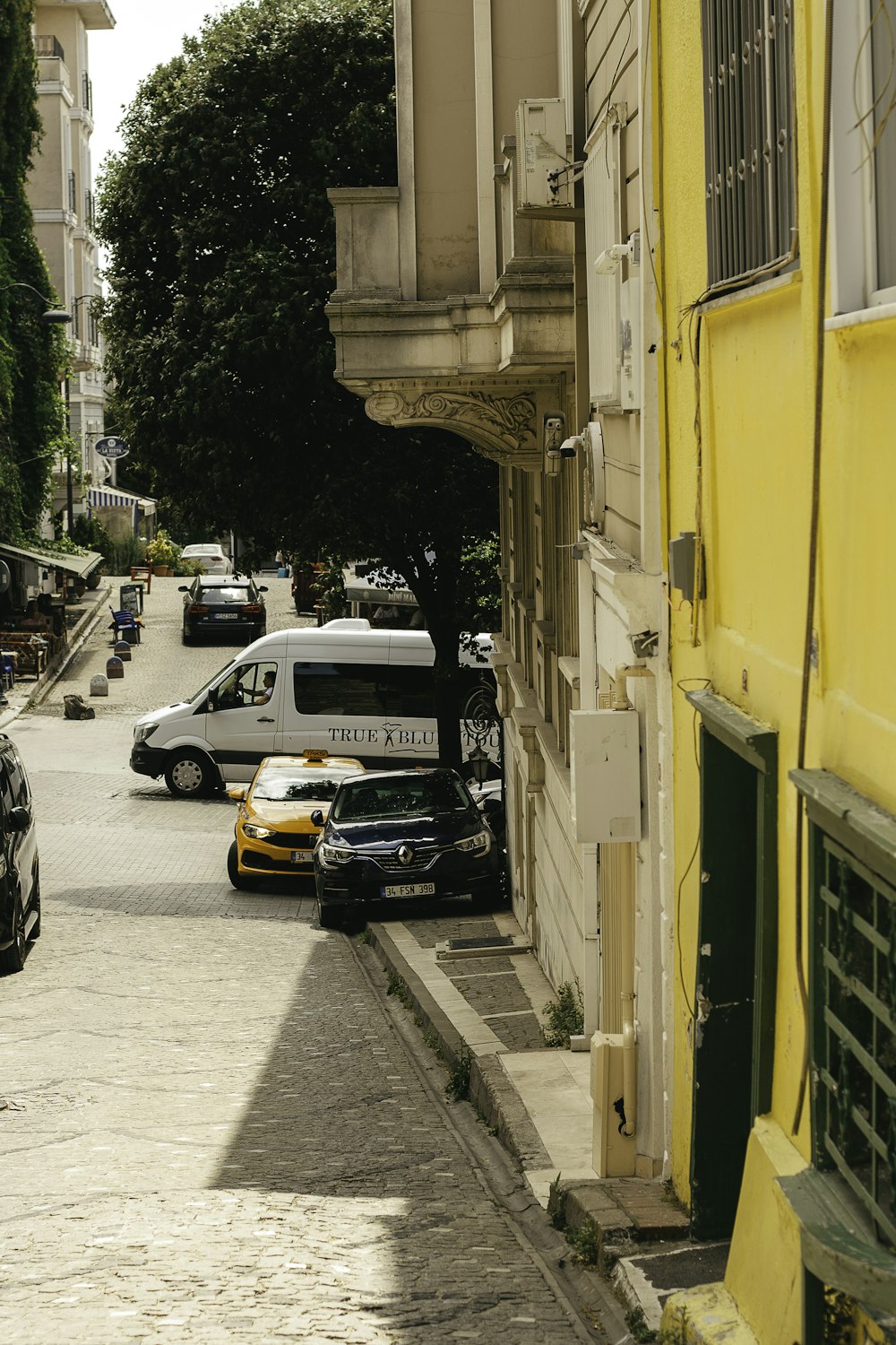 Ein Polizeiwagen parkt am Straßenrand