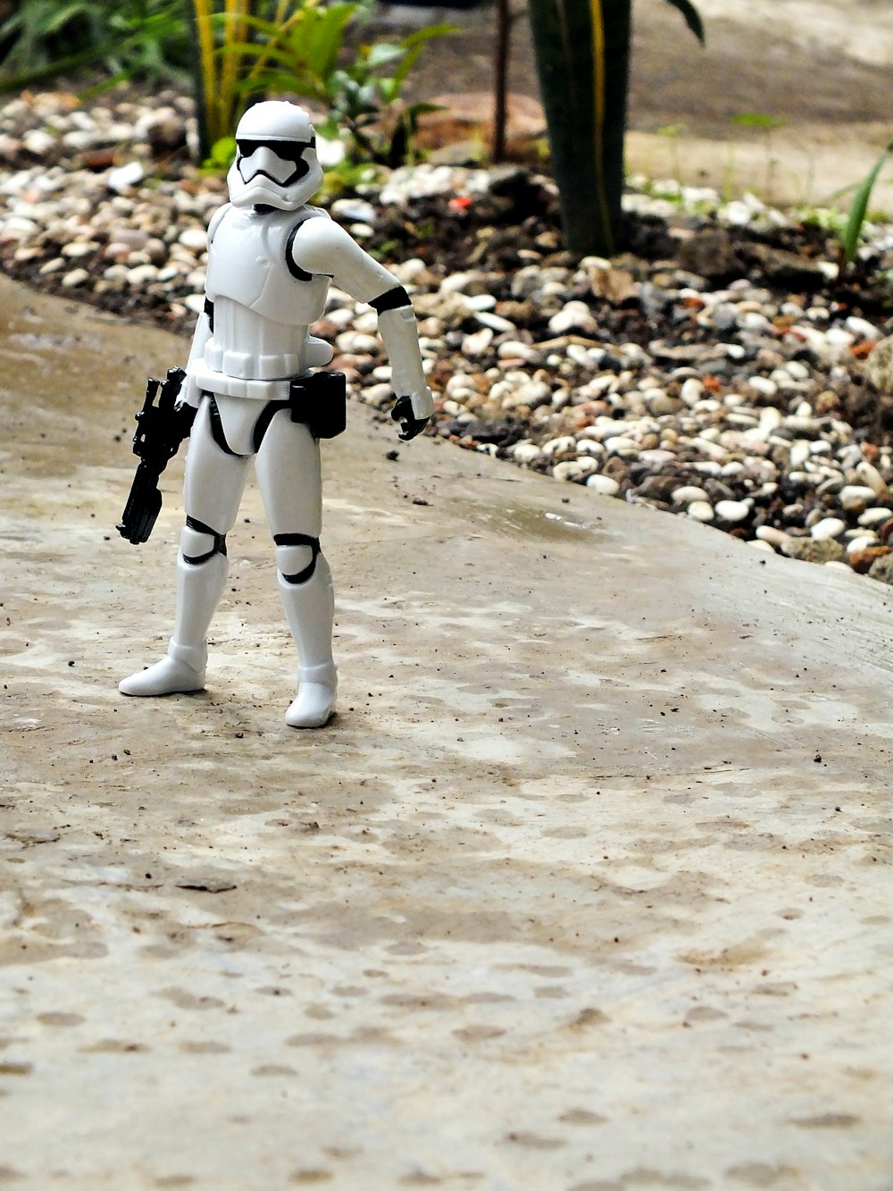Un stormtrooper jouet se tient sur un trottoir