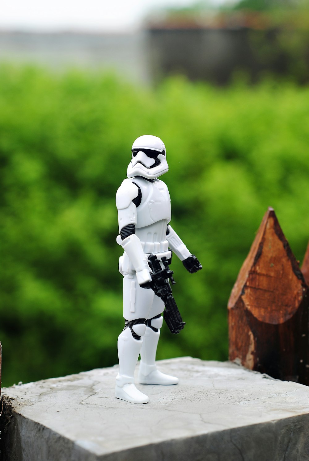 Una statuetta di Star Wars è in piedi in cima a un blocco