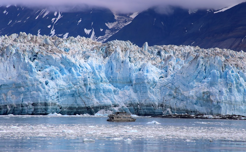 Un bote en el agua cerca de un gran glaciar