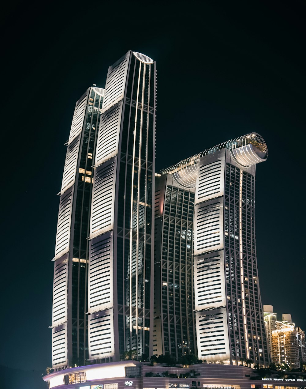 a very tall building in the middle of a city at night