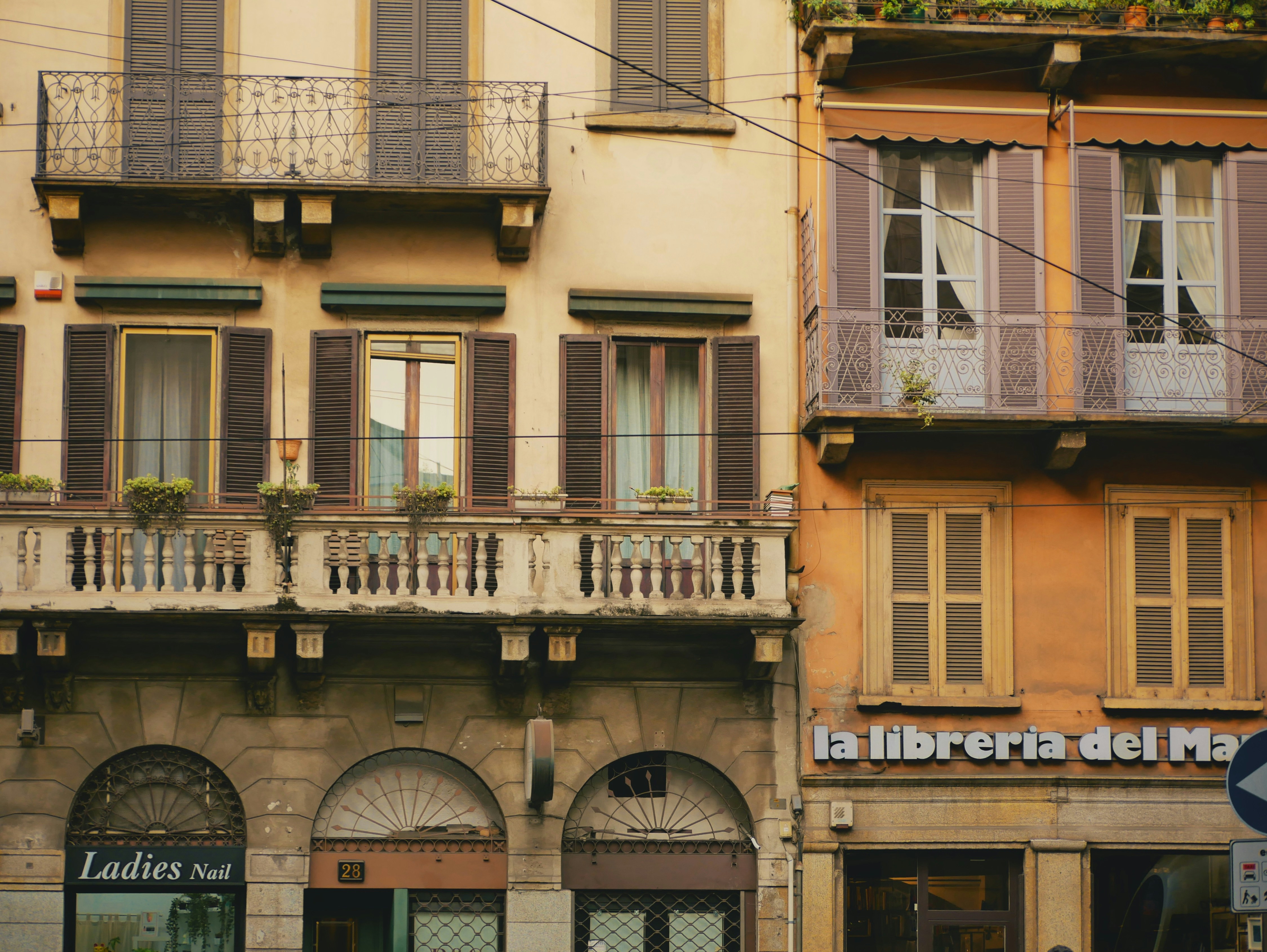 ein paar Gebäude, die nebeneinander liegen
