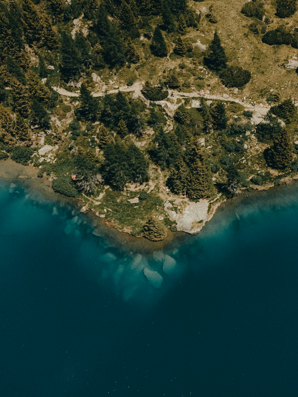 eine Luftaufnahme einer kleinen Insel in der Mitte eines Sees