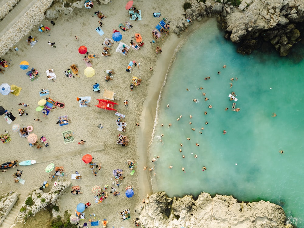 Una vista aérea de una playa con gente y sombrillas