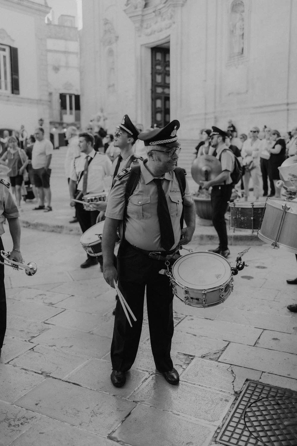 ドラムを演奏する制服を着た男性のグループ