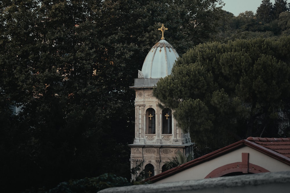 un campanile della chiesa con una croce in cima