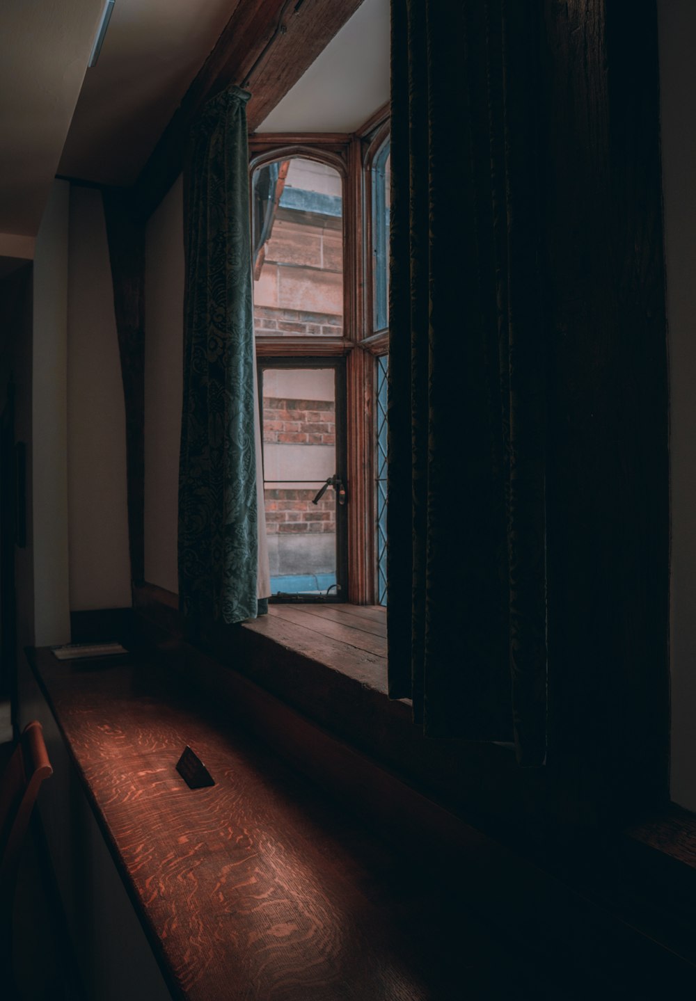 una ventana en una habitación con un mostrador de madera