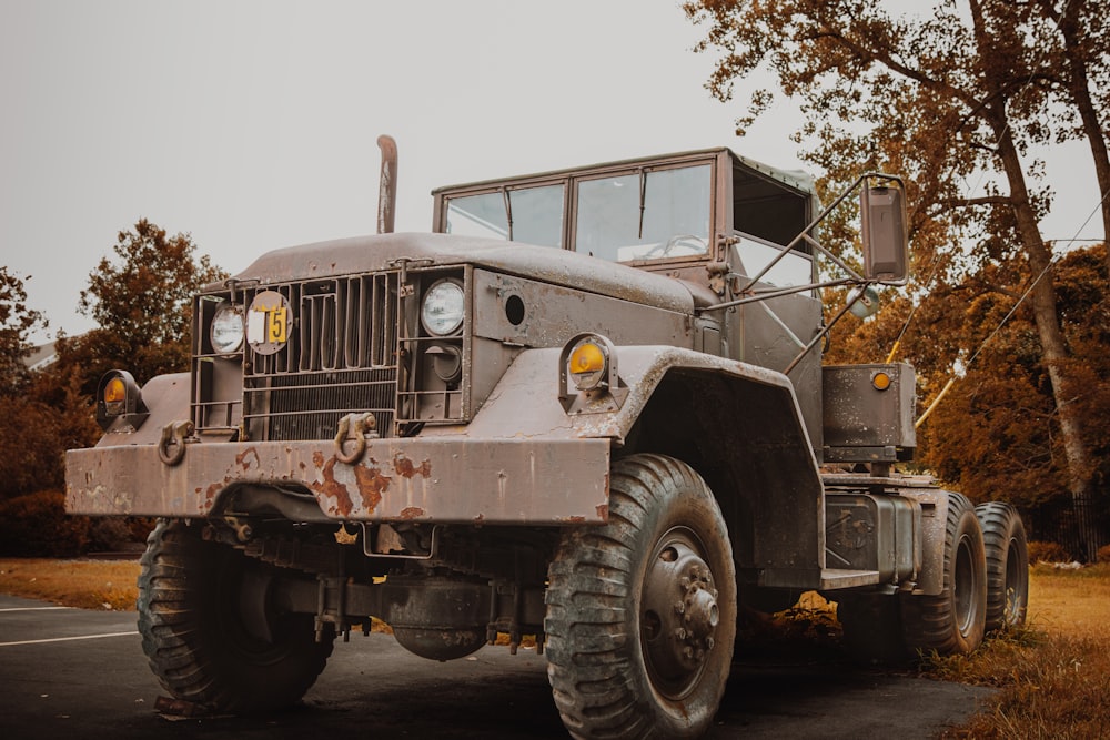 Ein alter Militärlastwagen, der auf einem Parkplatz geparkt ist