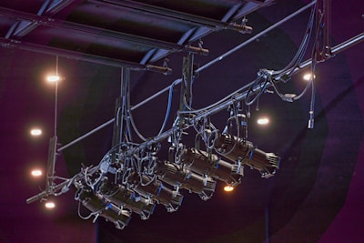 a bunch of lights hanging from a ceiling