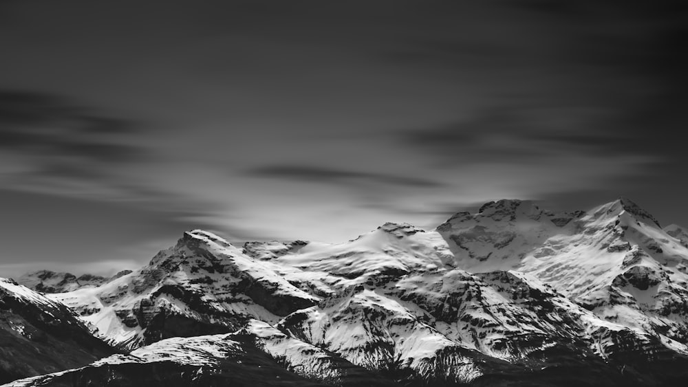Une photo en noir et blanc d’une chaîne de montagnes