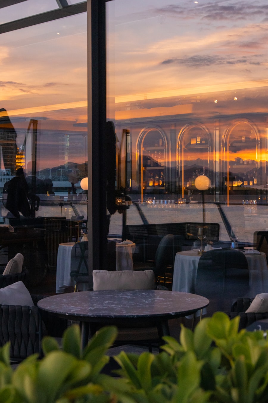 Rooftop paulistano em golden hour — brunch dominical