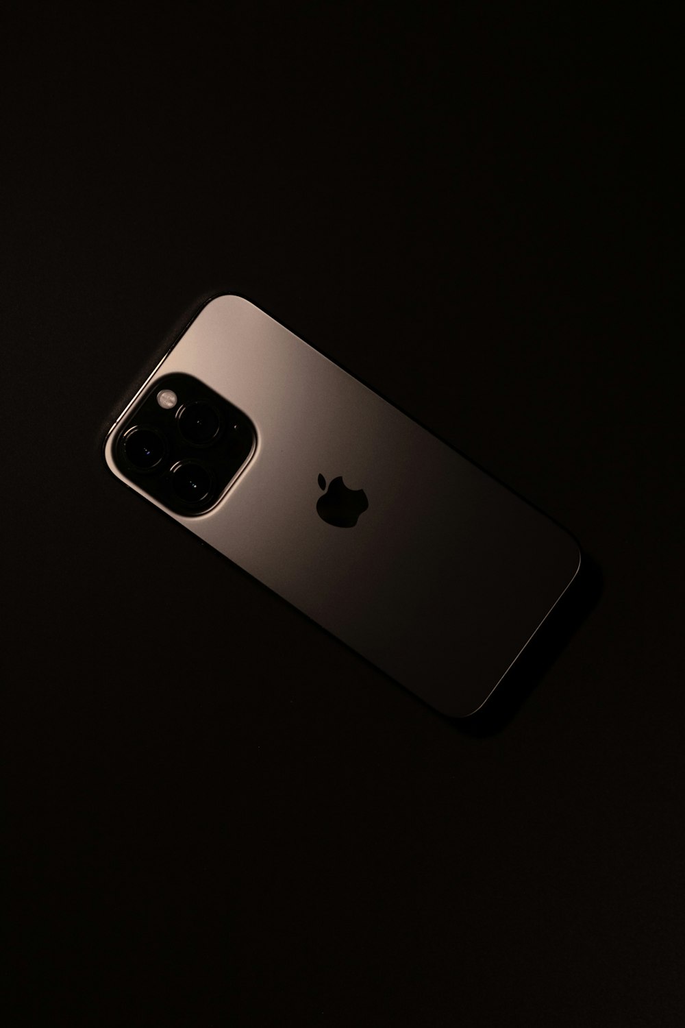 Un primer plano de un iPhone en la oscuridad
