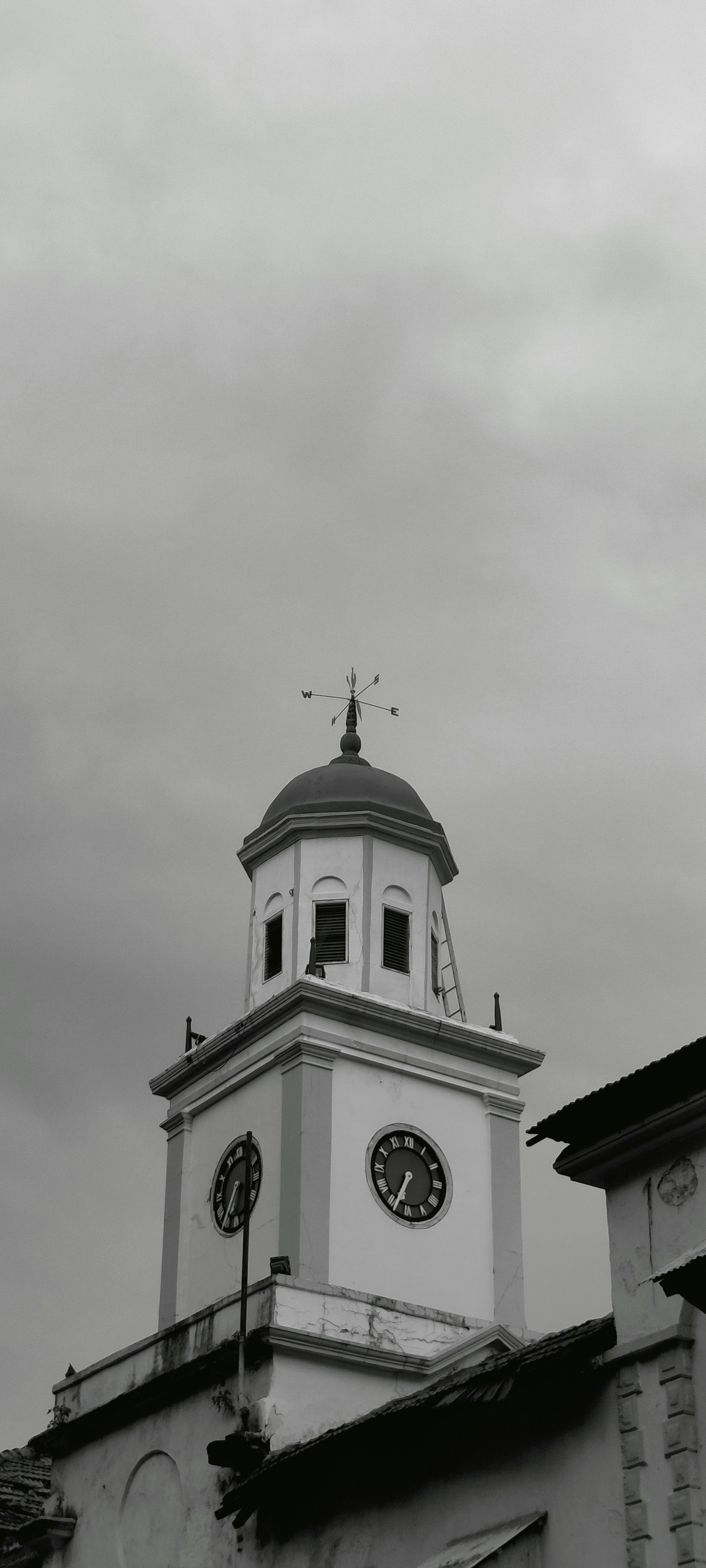 Una foto en blanco y negro de una torre del reloj