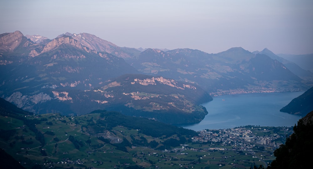 una vista di una catena montuosa con un lago in primo piano