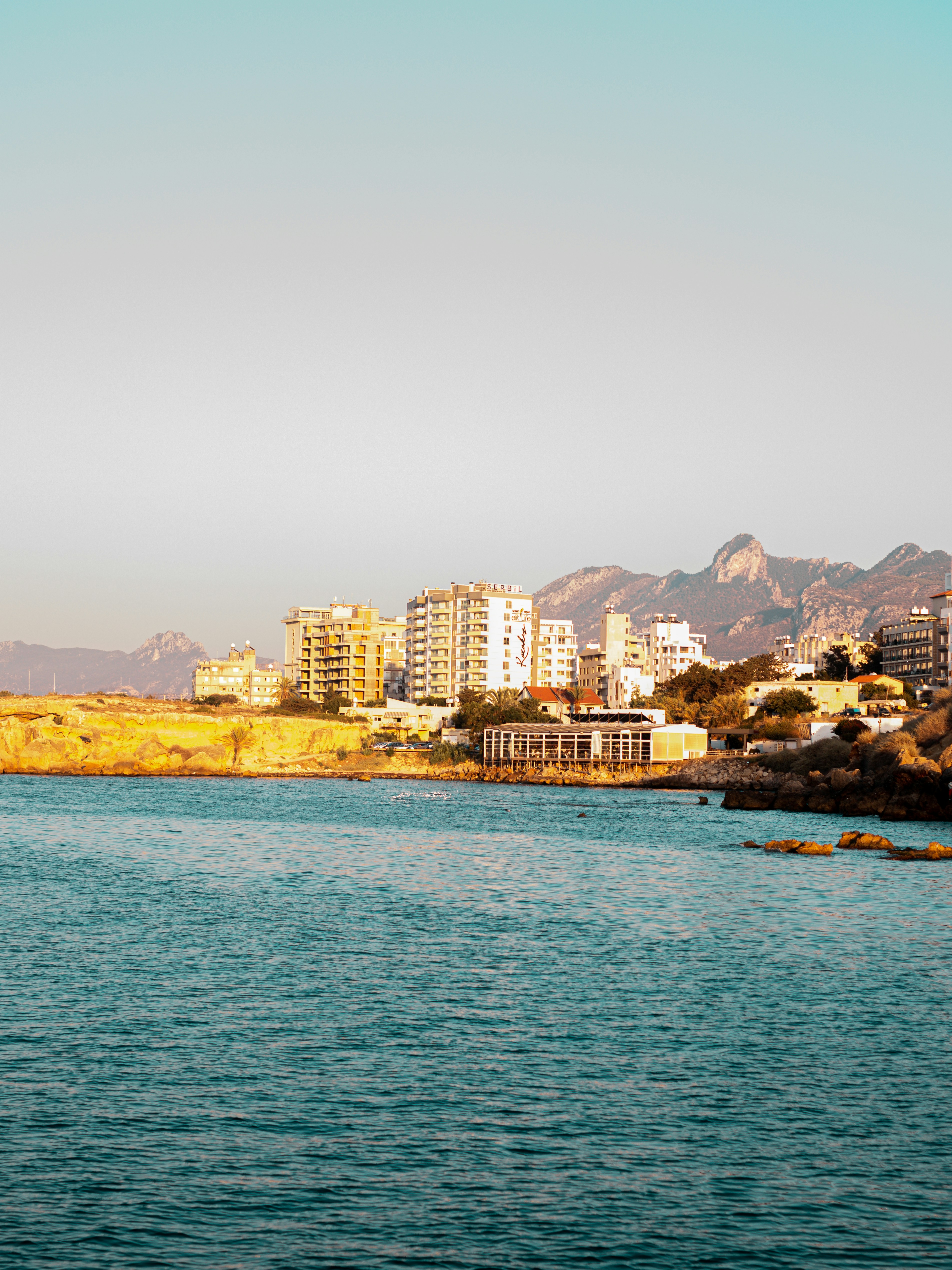 un cuerpo de agua con edificios en el fondo