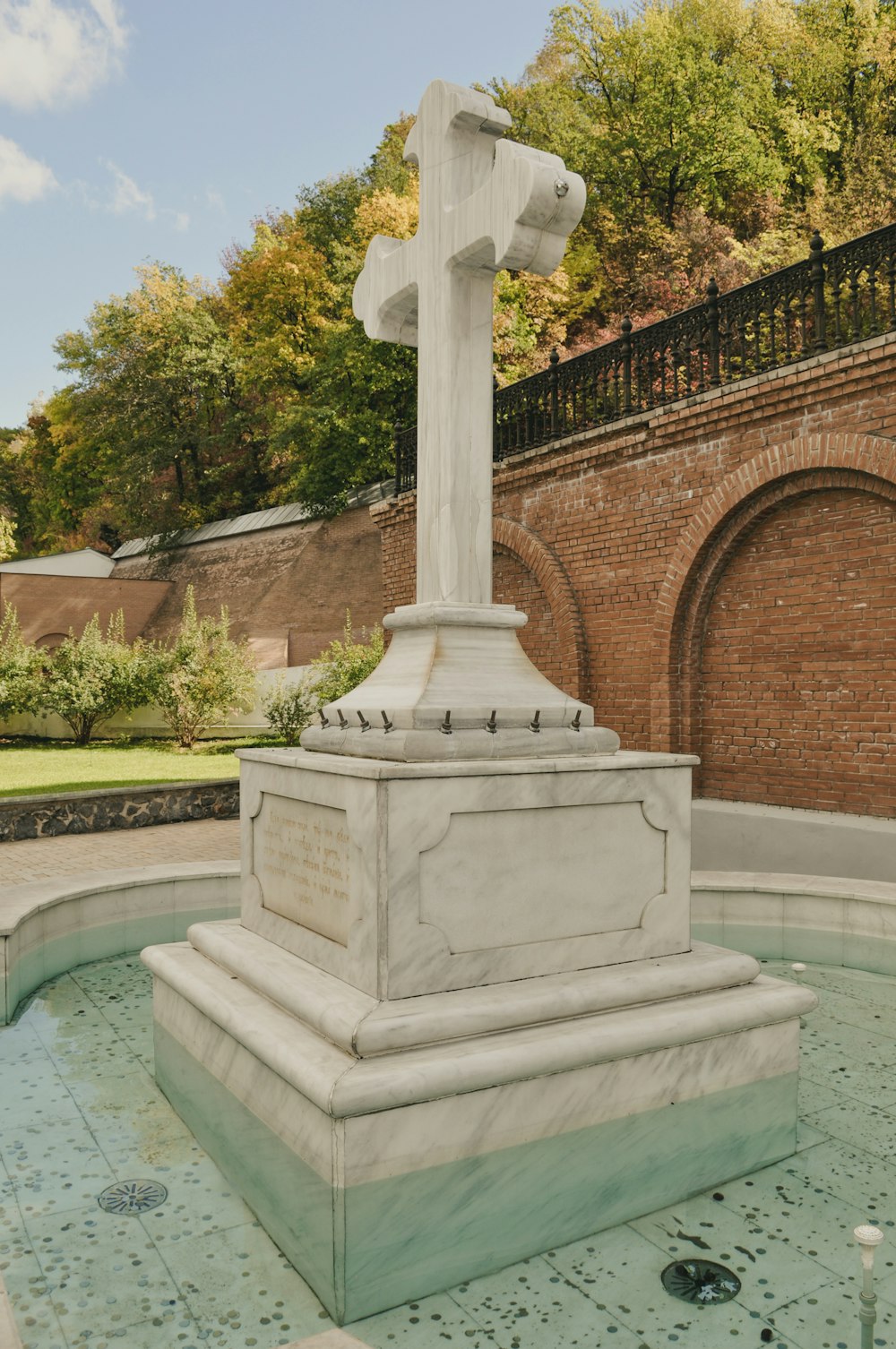 ein Denkmal mit einem Kreuz darauf