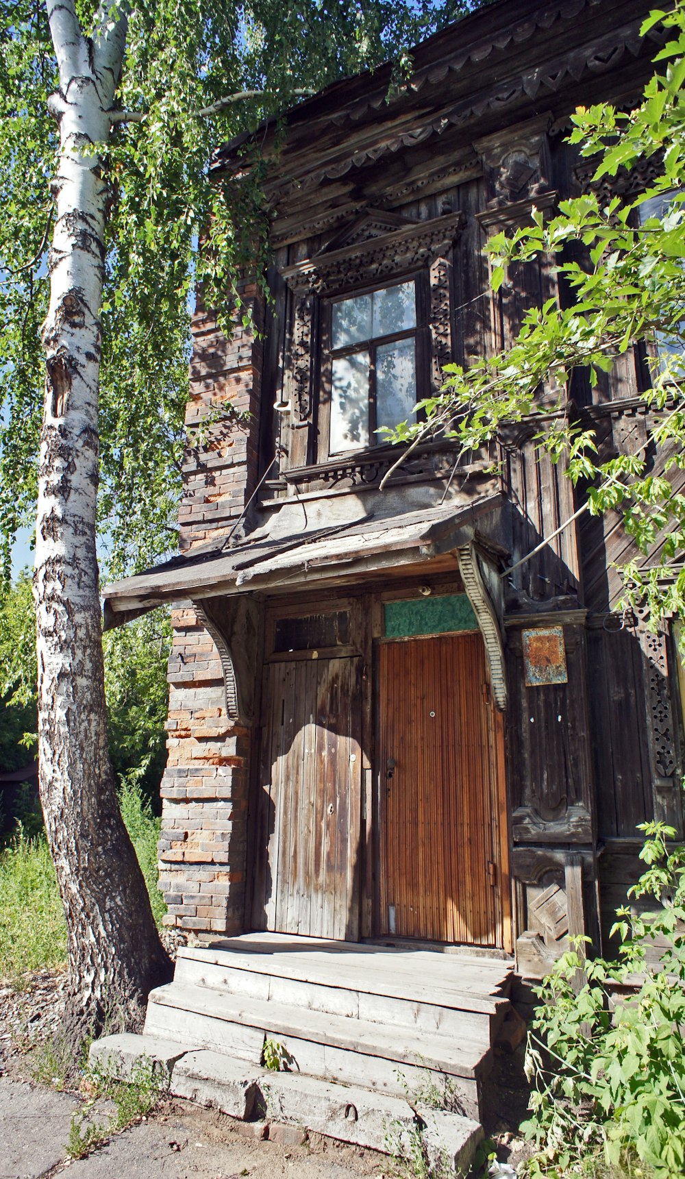 ein altes Gebäude mit einer Holztür und einem Holzfenster