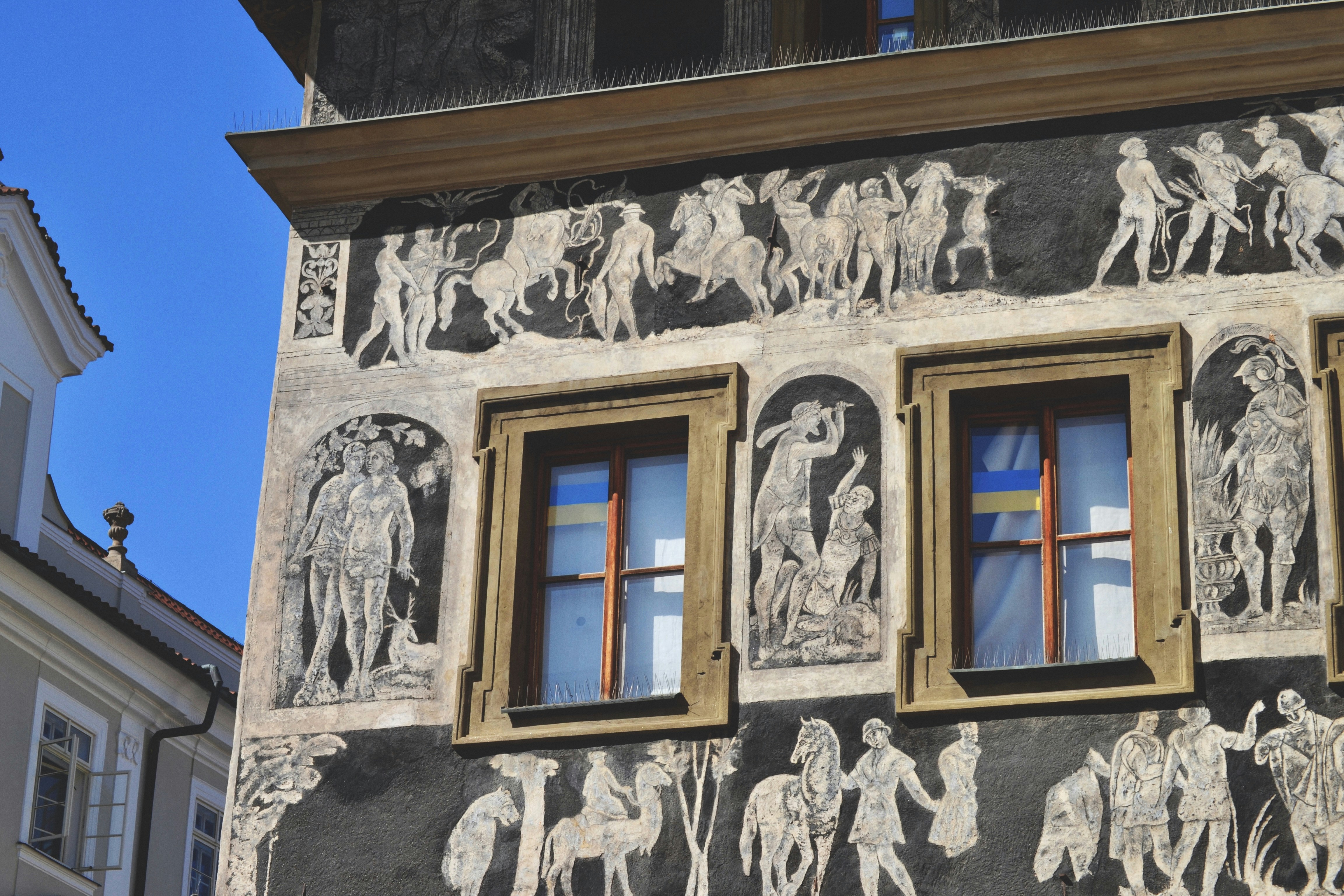 un edificio que tiene algunas pinturas en el costado