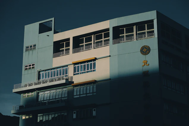 Photo of the Sunhing Industrial Building exterior in blue and white tones, highlighting the entrance to 蓝脉科技's office.