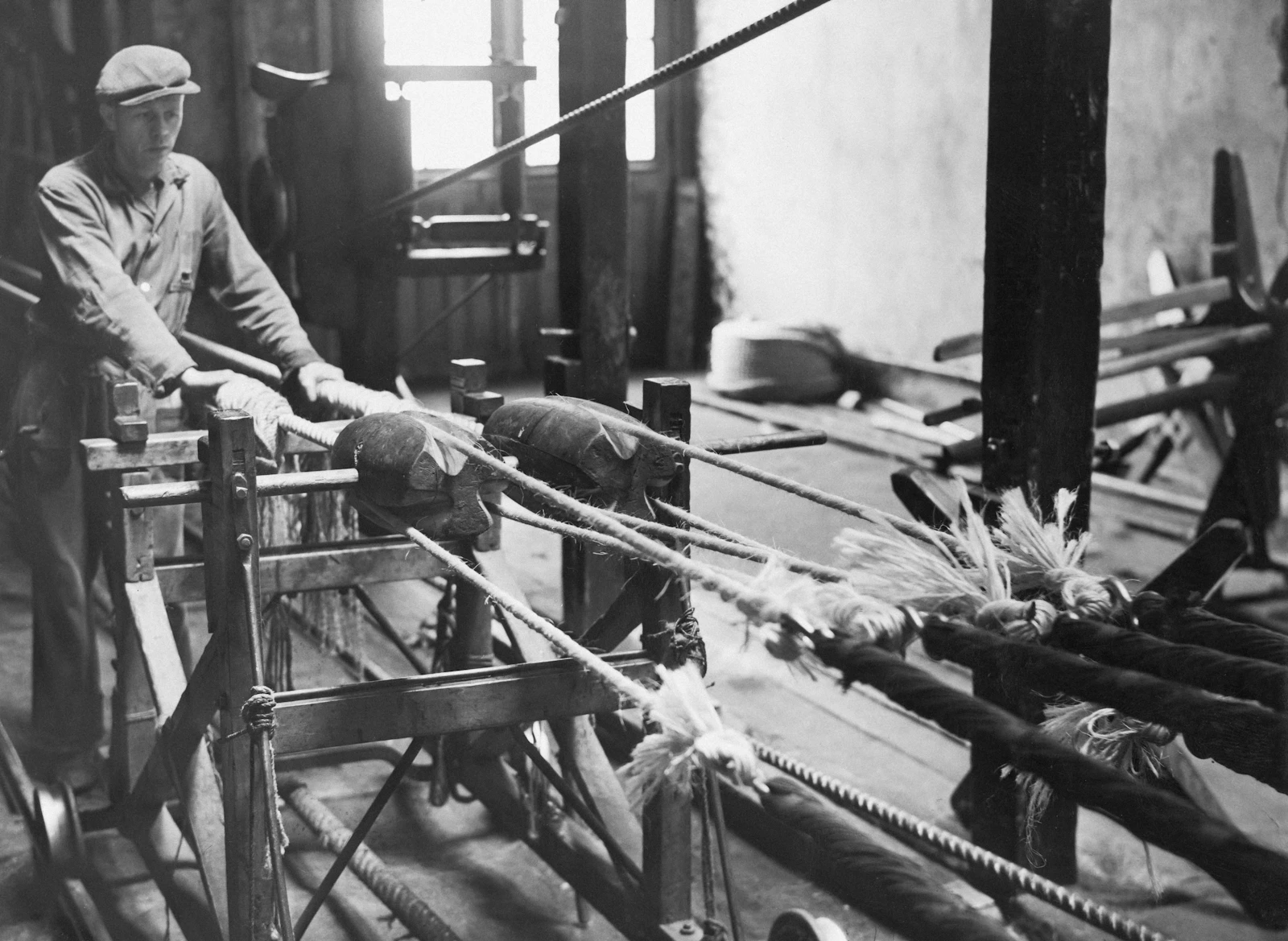 Ouvrier travaillant sur une machine