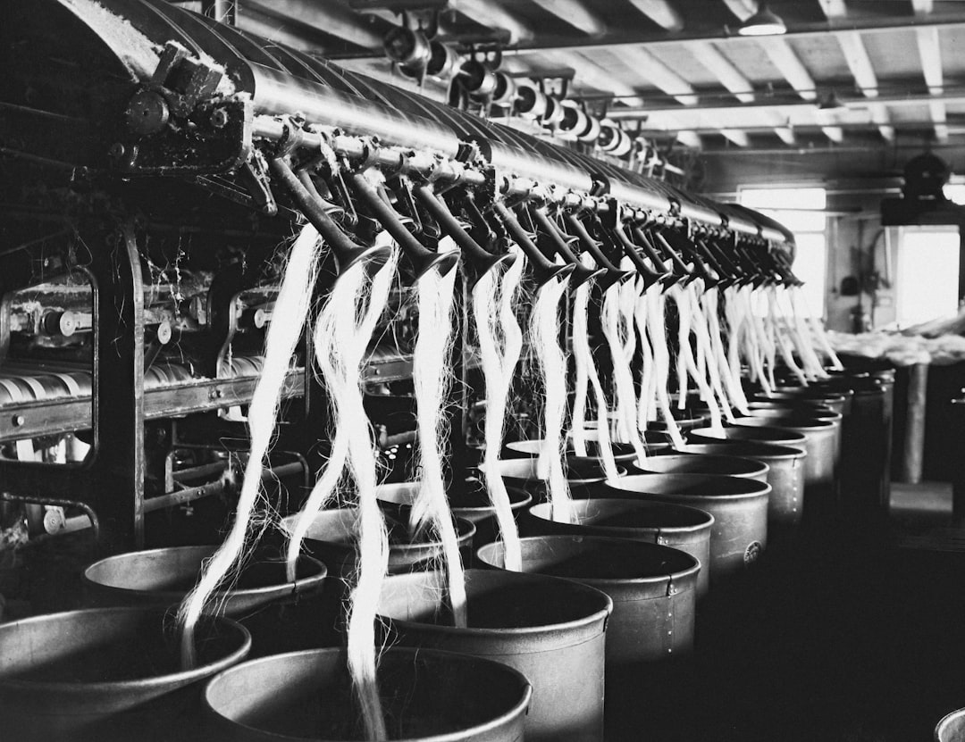 a room filled with lots of buckets filled with hair, Motiv: Scanrope, Gillspinner Fotograf: Stage-Foto Description: Scanrope AS/Tønsberg reperbane ble grunnlagt i 1796. Produksjon med Gillspinner - baksiden av maskinen https://mediaarkiv.vestfoldmuseene.no/fotoweb/archives/5029-Alle-bilder-Vestfoldmuseene/Indekserte%20bilder1/produksjon%201948-1.tif.info