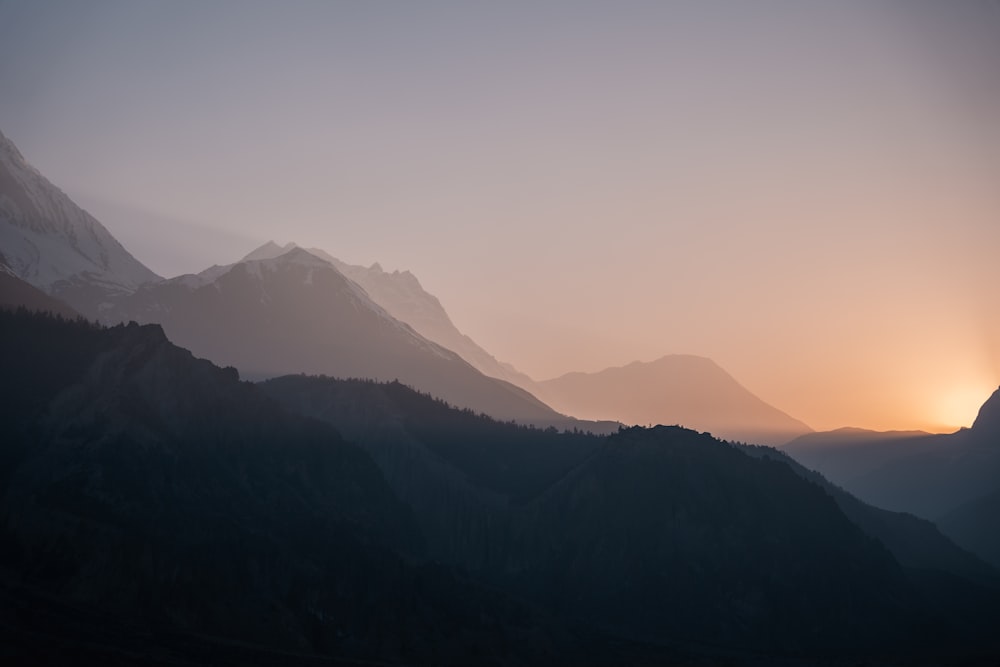 Die Sonne geht über einer Bergkette unter