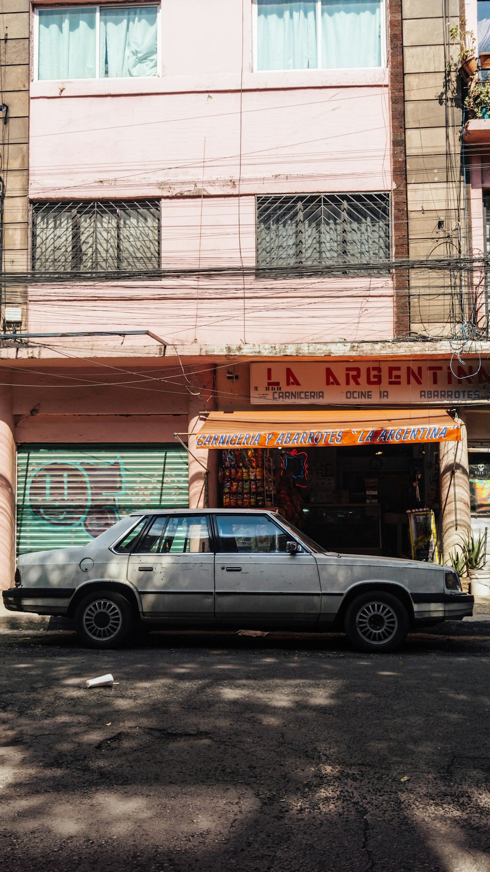 um carro estacionado em frente a um prédio