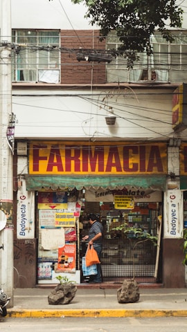 Pharmacy storefront with yellow, white, and purple colors representing Farmavale Pimenteira in São José dos Campos.