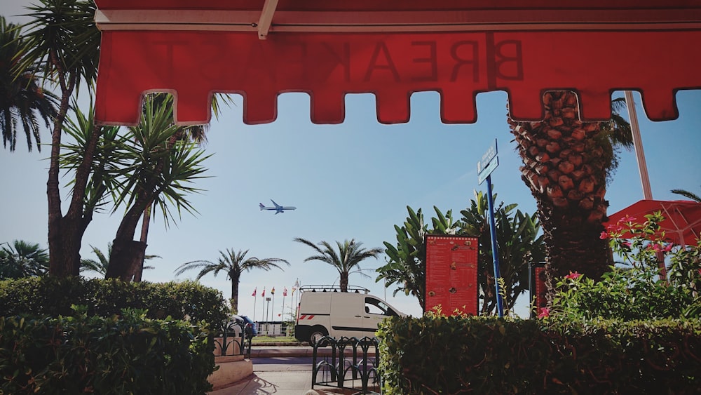 an airplane is flying low over a building