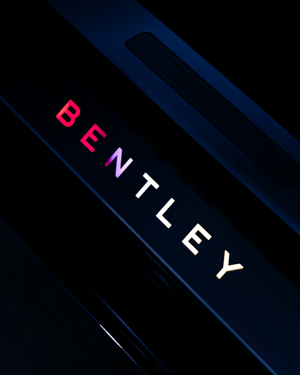 a close up of a sign that says benley