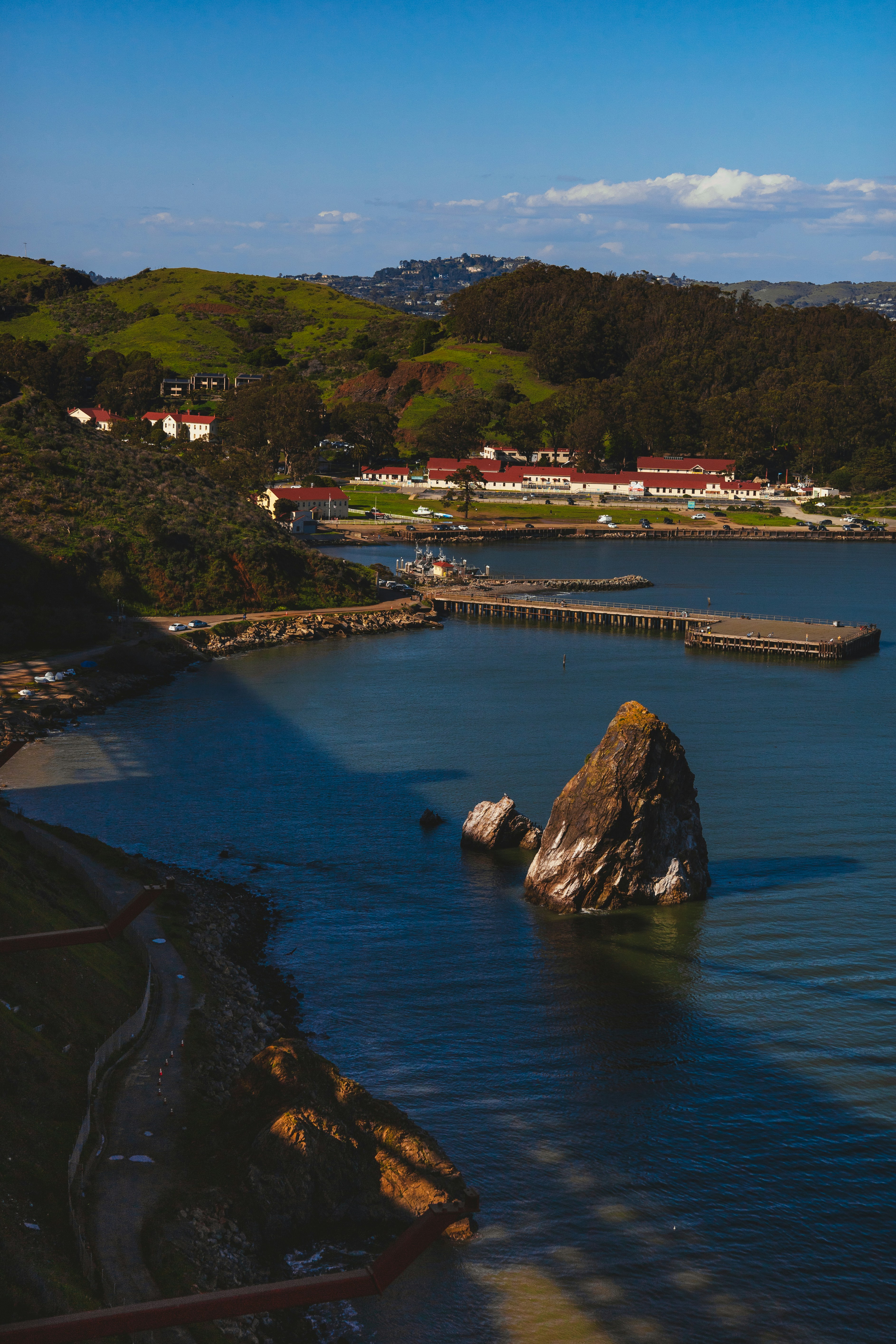 un cuerpo de agua con una pequeña isla en el medio de ella