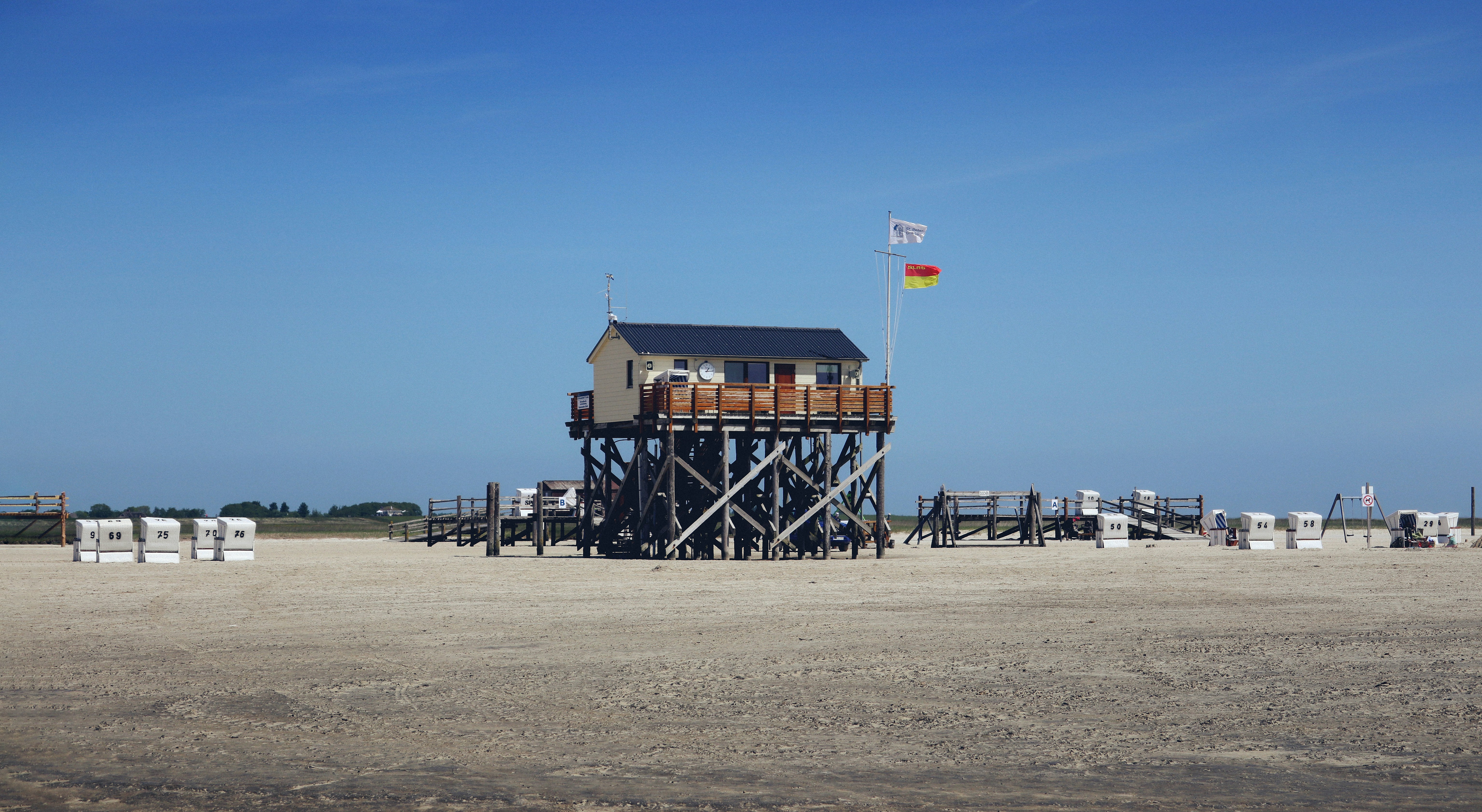 Ein Haus auf Stelzen mitten am Strand