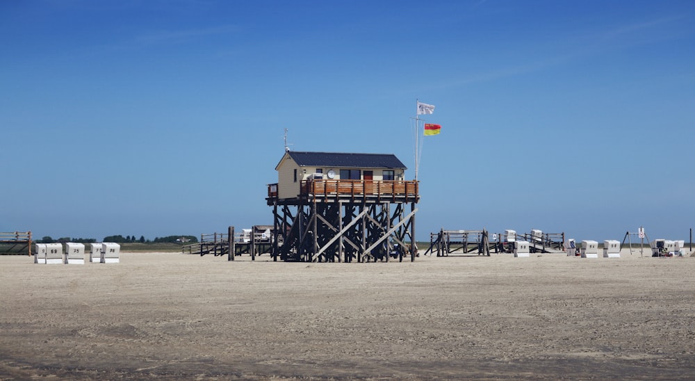 Ein Haus auf Stelzen mitten am Strand