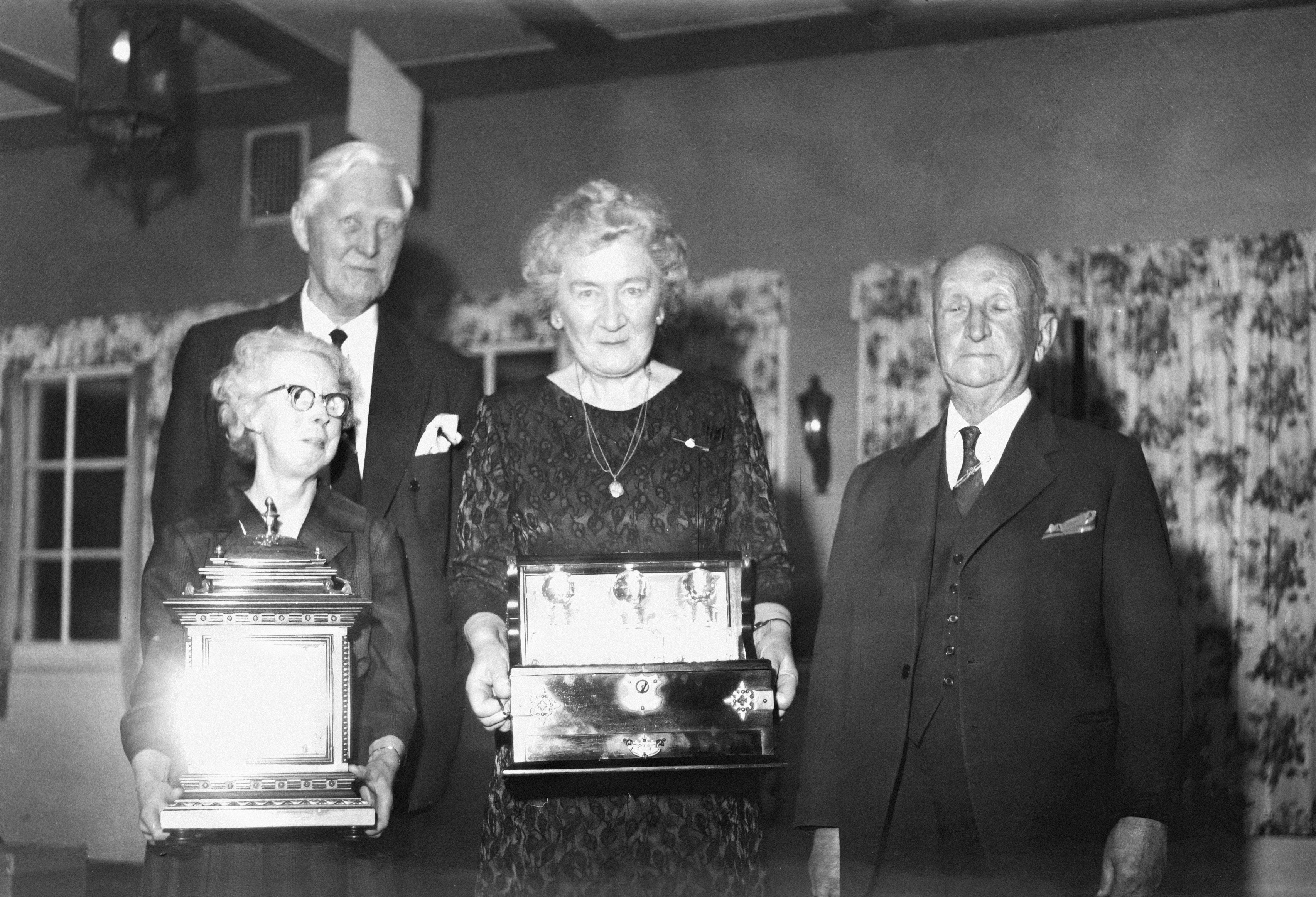 eine Gruppe von Menschen, die nebeneinander stehen