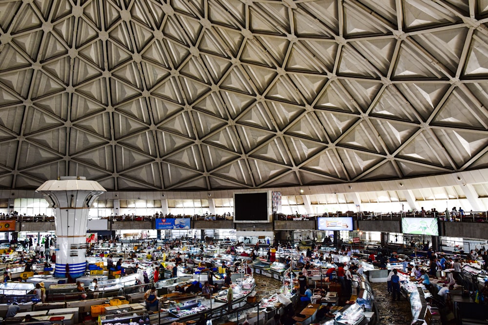 a large airport filled with lots of people