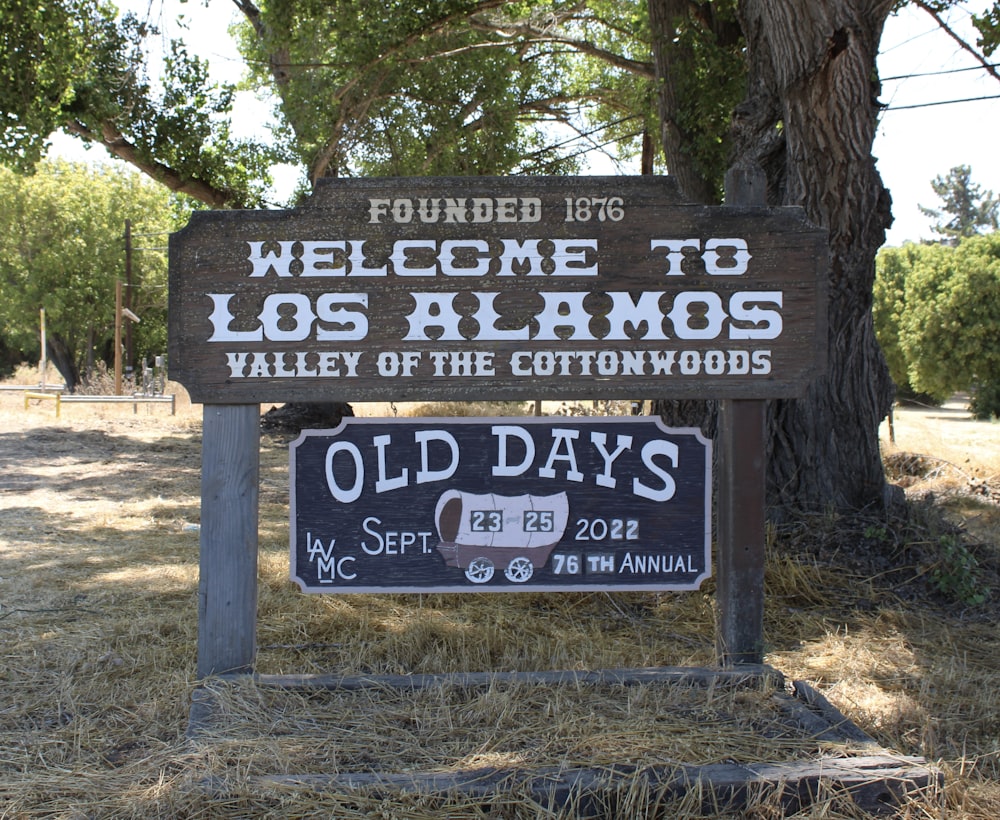 a welcome sign for los alams valley of the cottonwoods