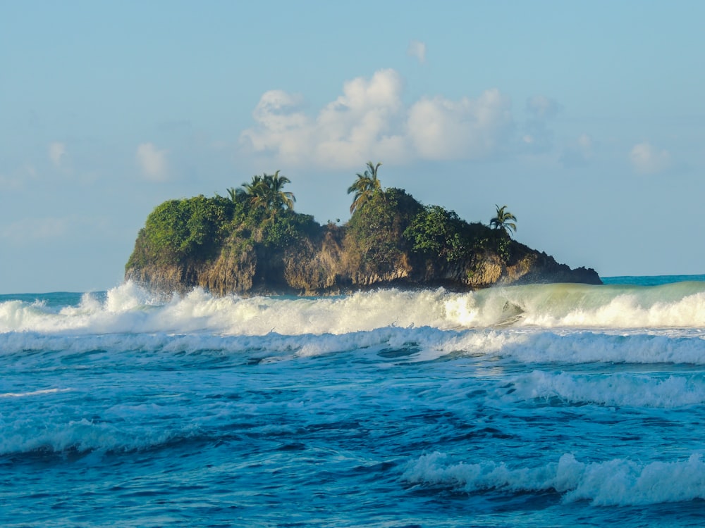 Una piccola isola in mezzo all'oceano