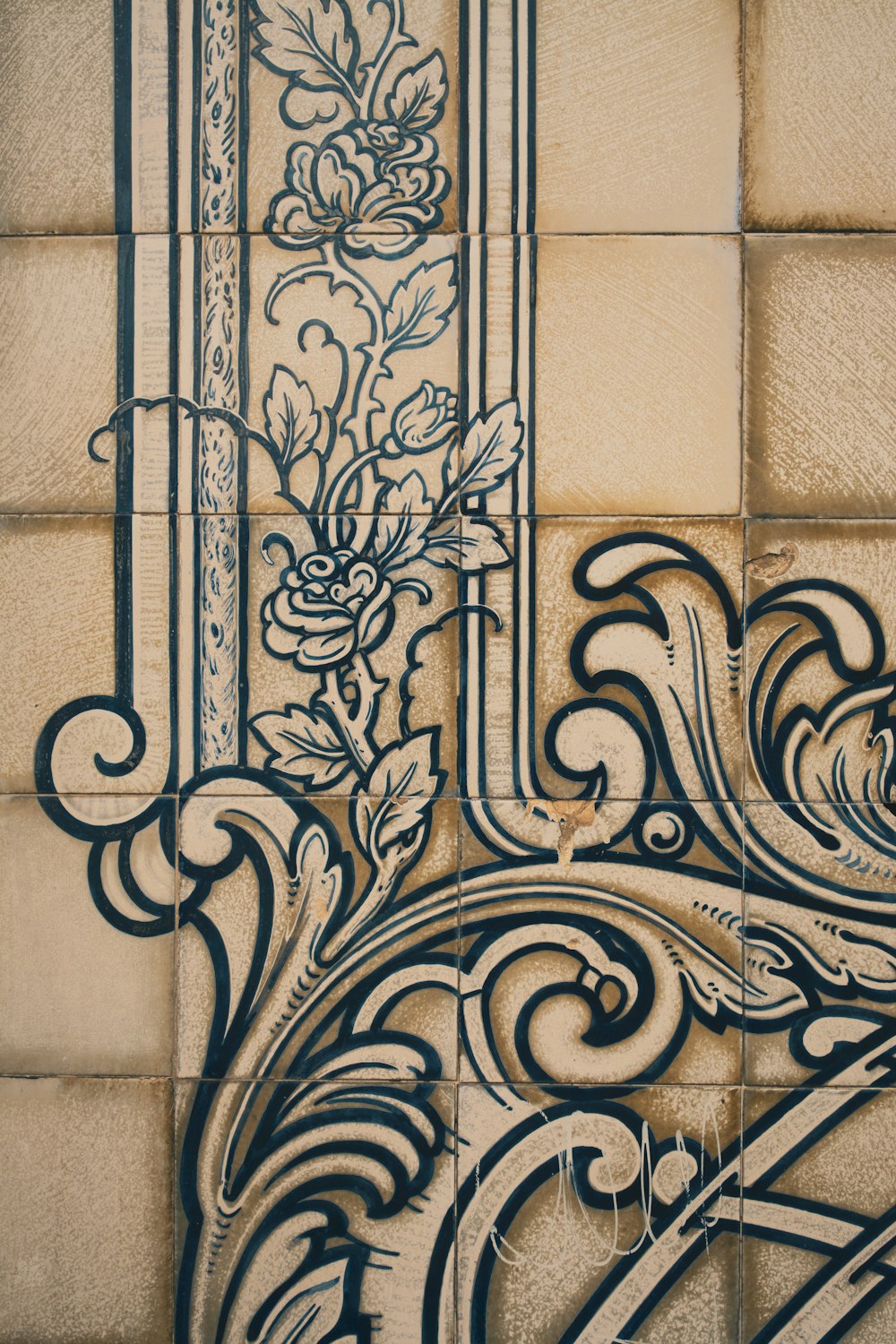 um close up de uma parede com um desenho decorativo sobre ela