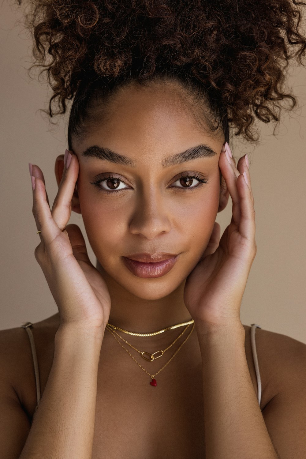 une femme avec un collier et un collier sur le cou