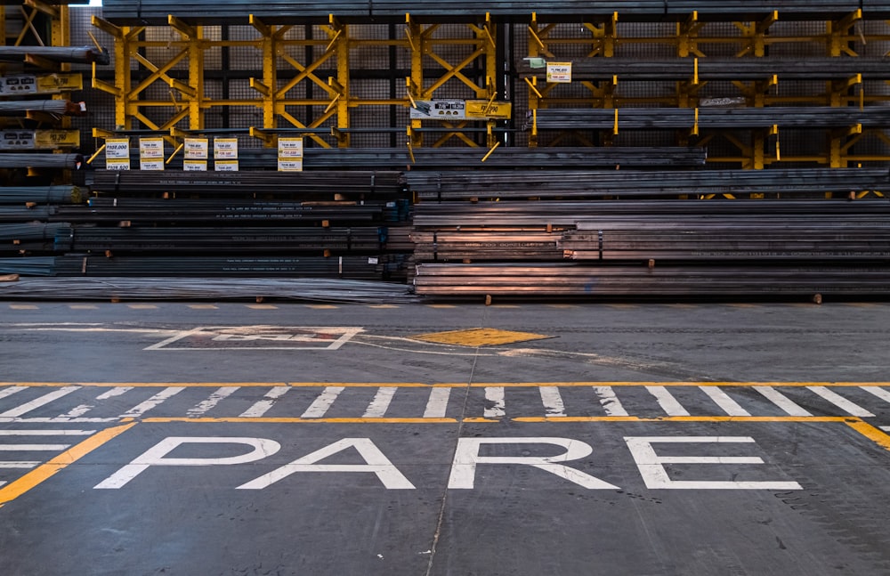 un parking avec un panneau de stationnement peint dessus