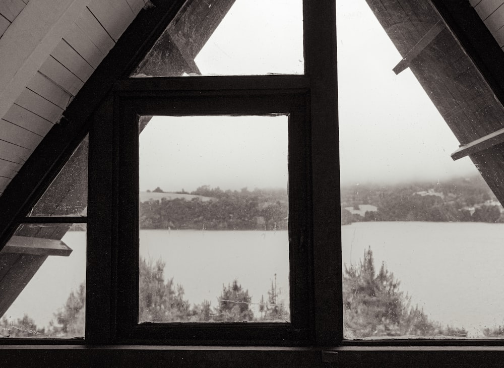 창문을 통해 보이는 호수 전망