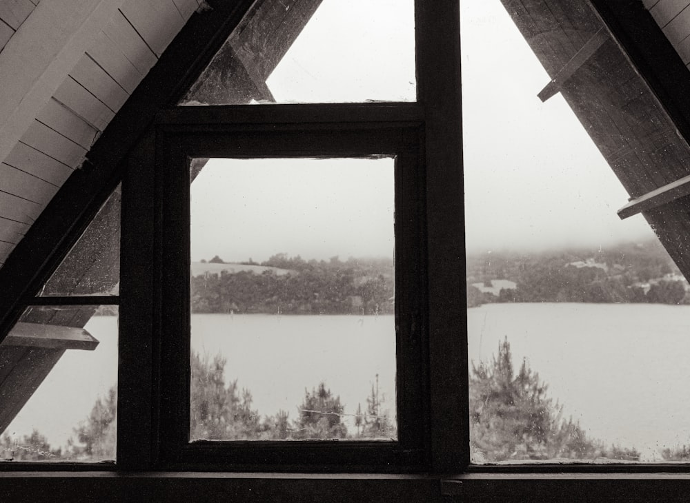 Blick auf einen See durch ein Fenster