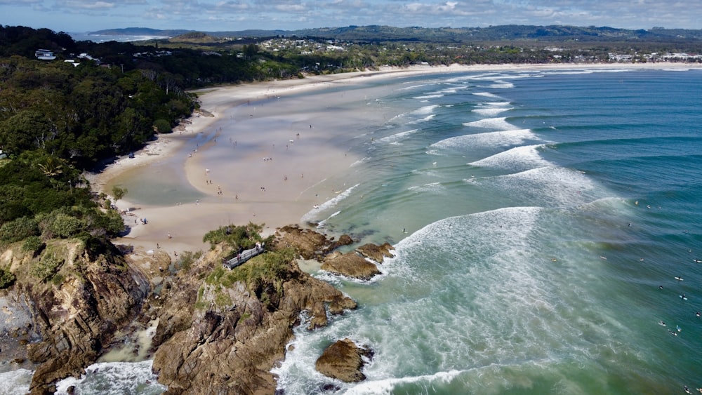 uma vista aérea de uma praia e oceano