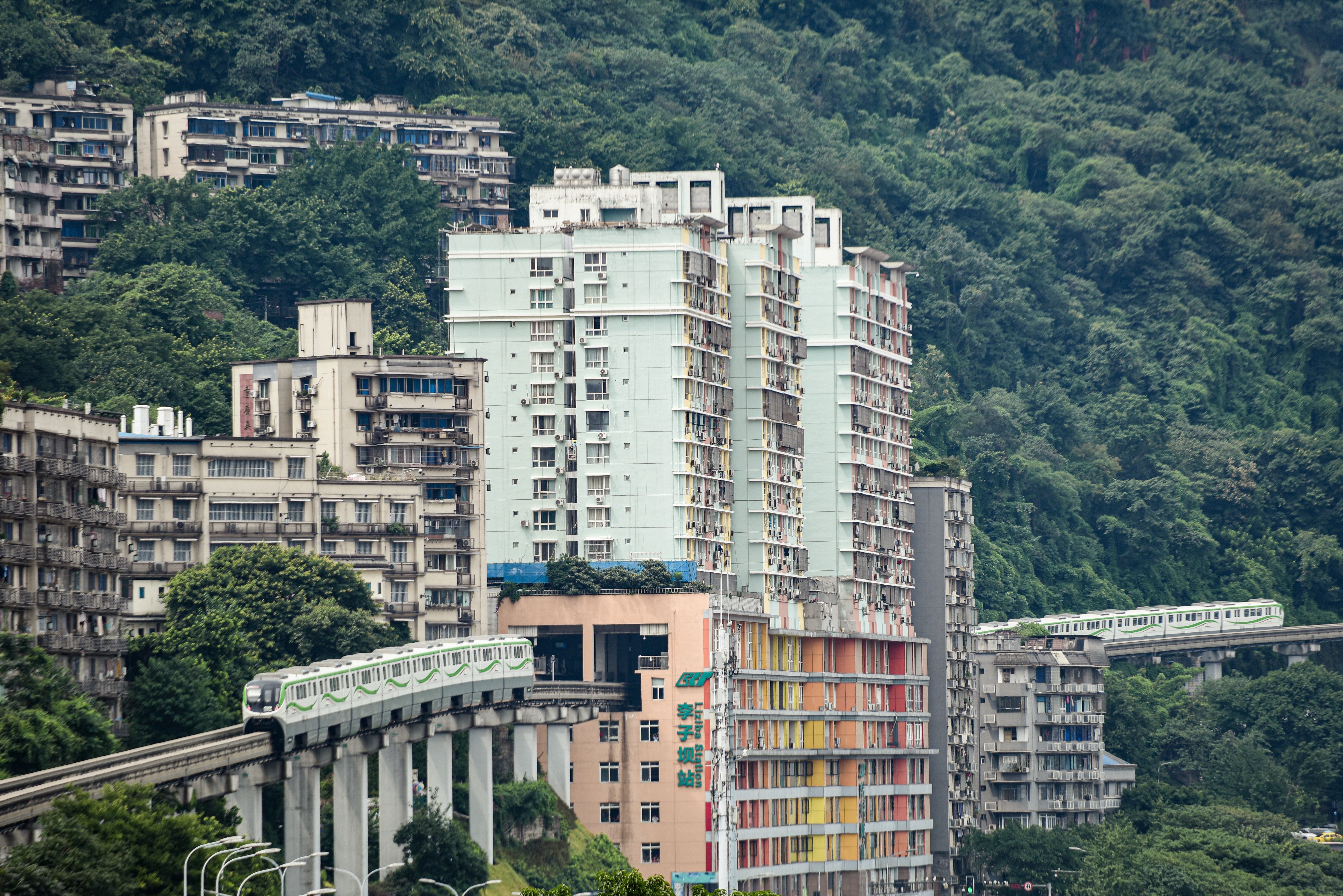 a train traveling through a city next to tall buildings