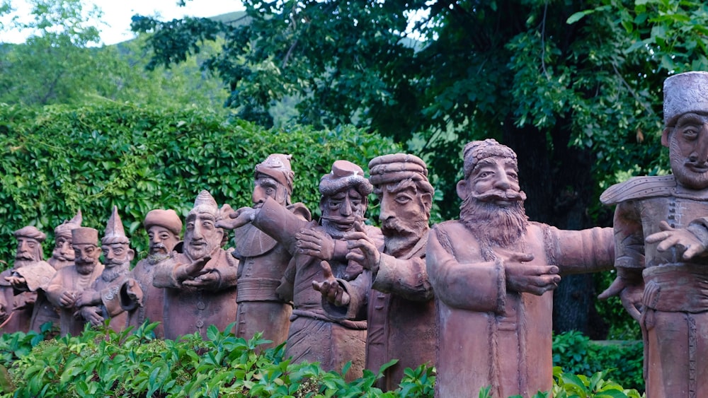 Un grupo de estatuas de personas en un jardín