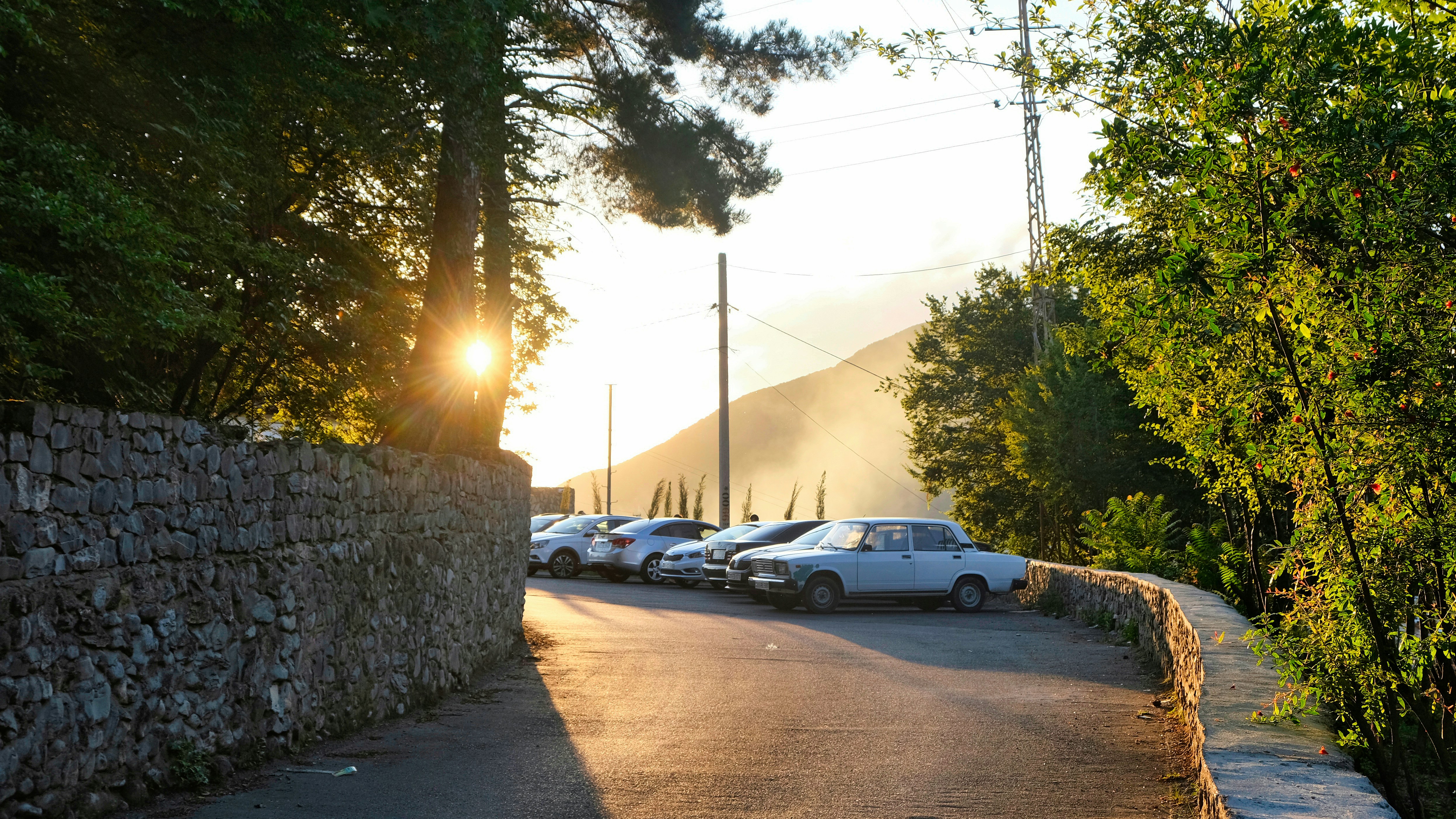Route bordée d un mur en pierre typique de la région